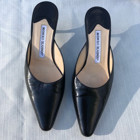 Manolo Blahnik Shoes - Manolo Blahnik black kitten heel pumps